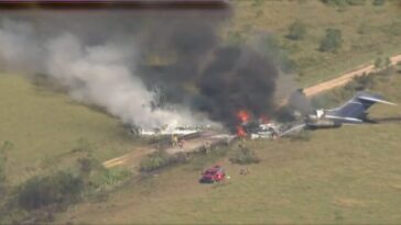 21 pasajeros sobreviven a un accidente aereo en las afueras de Houston Texas