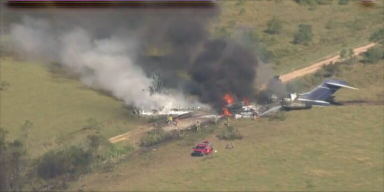 21 pasajeros sobreviven a un accidente aéreo en las afueras de Houston, Texas