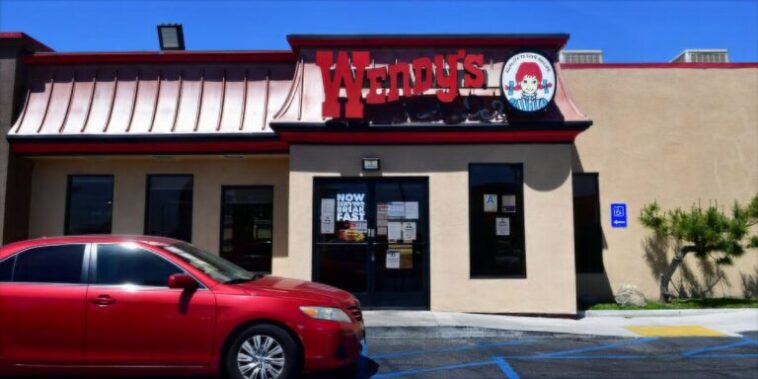 El gerente de Wendy’s lanza aceite caliente a un cliente de autoservicio en Tennessee