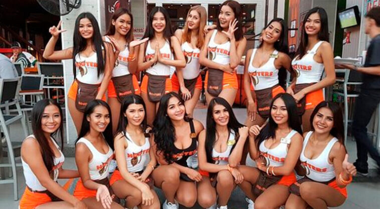 Empleadas de Hooters denuncian en redes sociales sus nuevos uniformes diminutos