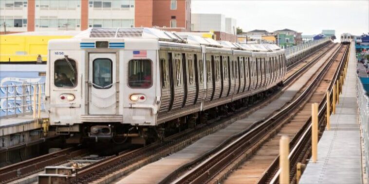 Mujer es violada en un tren mientras pasajeros se quedan de brazos cruzados