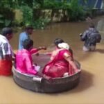 Pareja india flota en una gran olla para llegar a su boda despues de las inundaciones