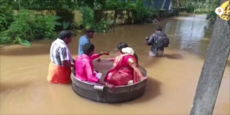 Pareja india flota en una gran olla para llegar a su boda después de las inundaciones