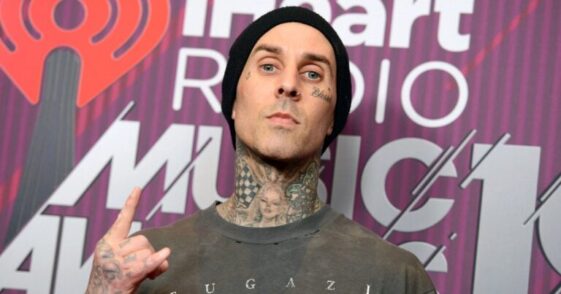 Travis Barker estuvo en una accidente aéreo en el que todos los demás a bordo murieron