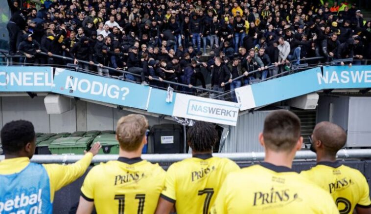 Un grupo de hinchas de fútbol celebró tan fuerte que derrumbó la tribuna