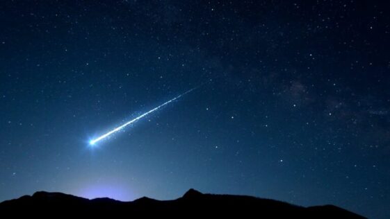 Un meteorito aterrizo a centimetros de la almohada de una mujer mientras dormia