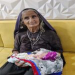 Una mujer de 70 anos se convierte en la segunda madre mas anciana del mundo al dar la bienvenida a su primer bebe al mundo