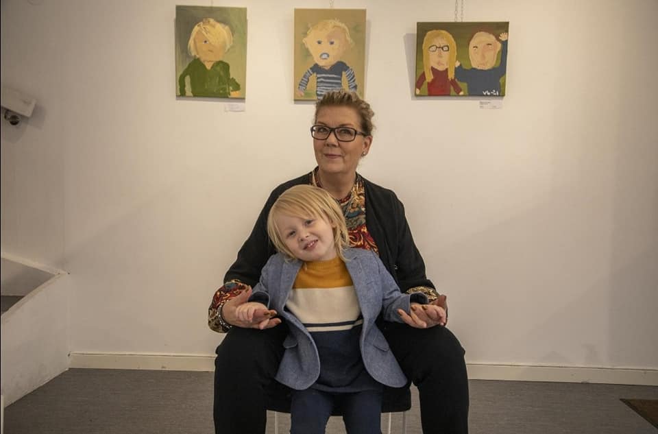 Viggo Lindhe expone cuadros junto a su abuela