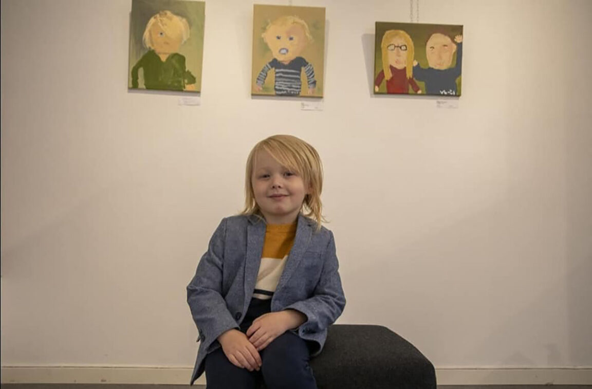 Viggo Lindhe de 4 añosexpone cuadros
