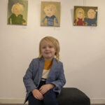Viggo Lindhe de 4 añosexpone cuadros