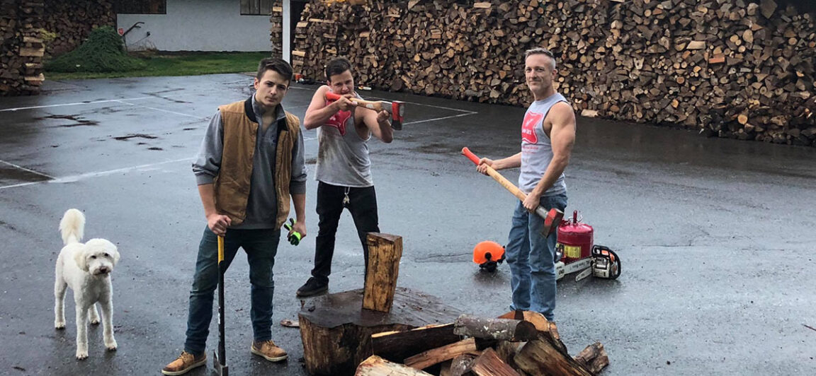 y hombre y sus hijos gemelos donan madera