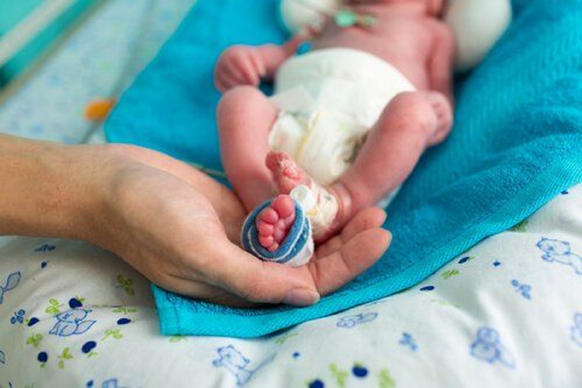 El médico tira al suelo a un bebé prematuro y le dice a la madre que es joven y que tendrá otros