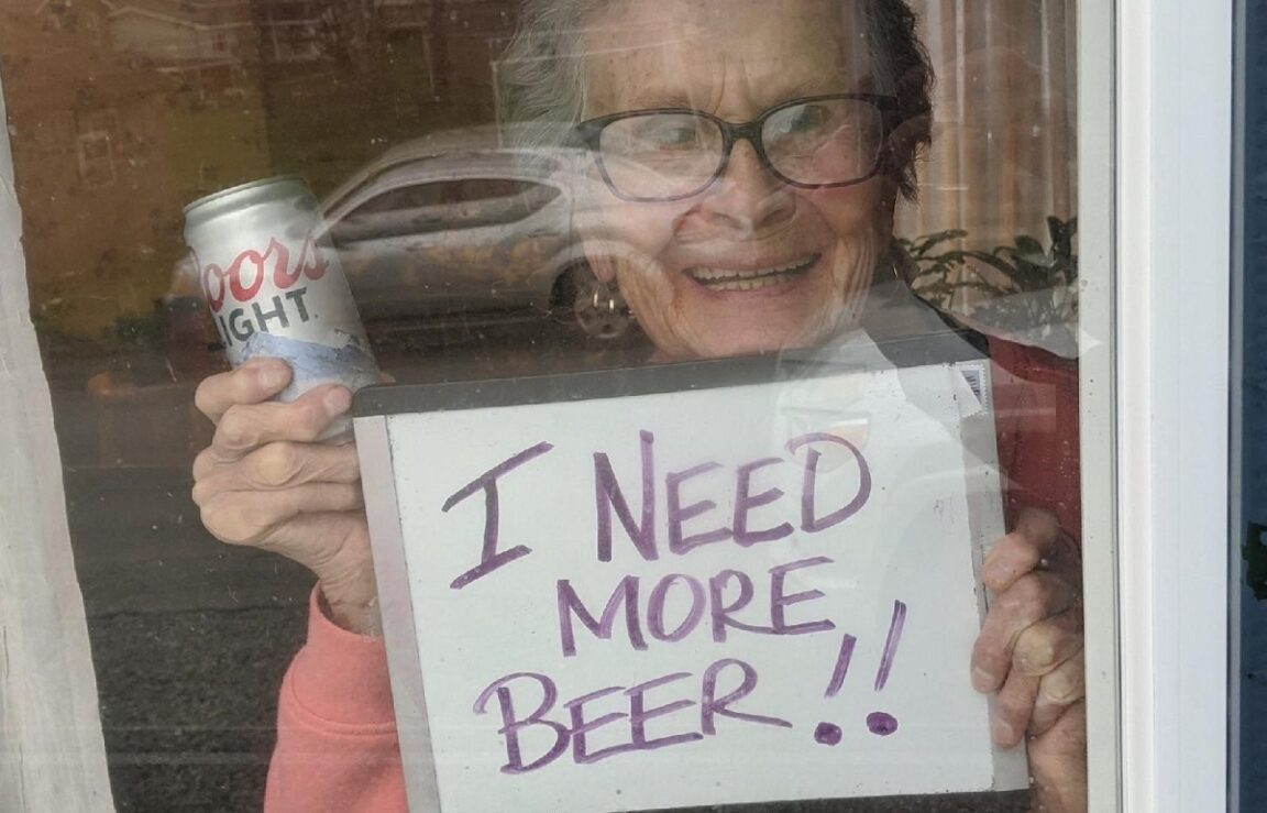 Muere a los 94 años la anciana que se hizo viral con el cartel "Necesito más cerveza"