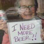 Muere a los 94 años la anciana que se hizo viral con el cartel "Necesito más cerveza"