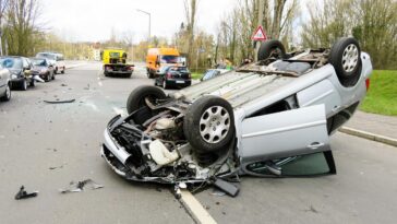 Una mujer encuentra el coche de su marido en medio de un accidente