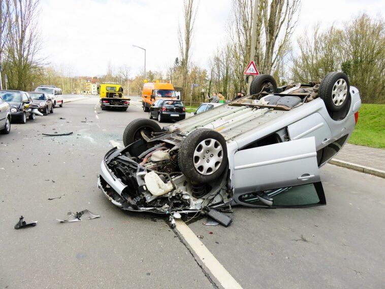 Una mujer encuentra el coche de su marido en medio de un accidente