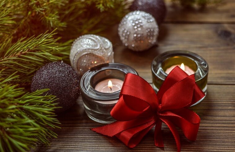 Estudiantes de secundaria cumplen el sueño de una anciana y la ayudan a decorar para la Navidad