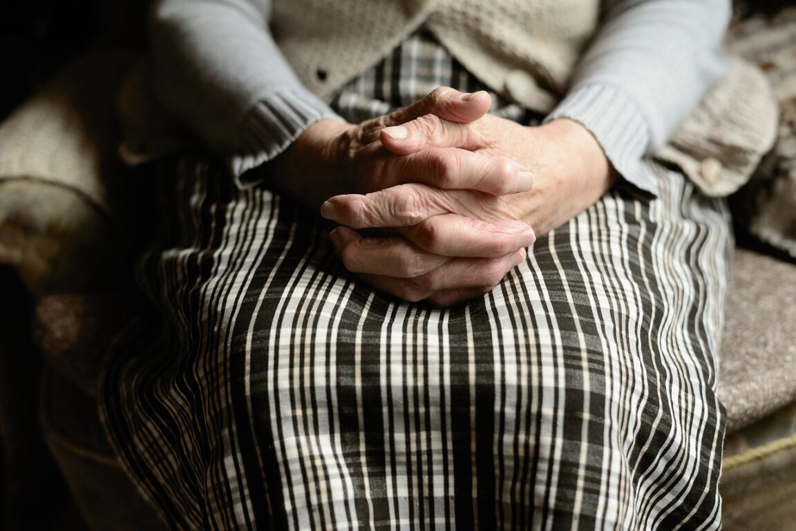 Una mujer de 86 años va todos los domingos a misa para poder hablar con su hijo que vive en Estados Unidos