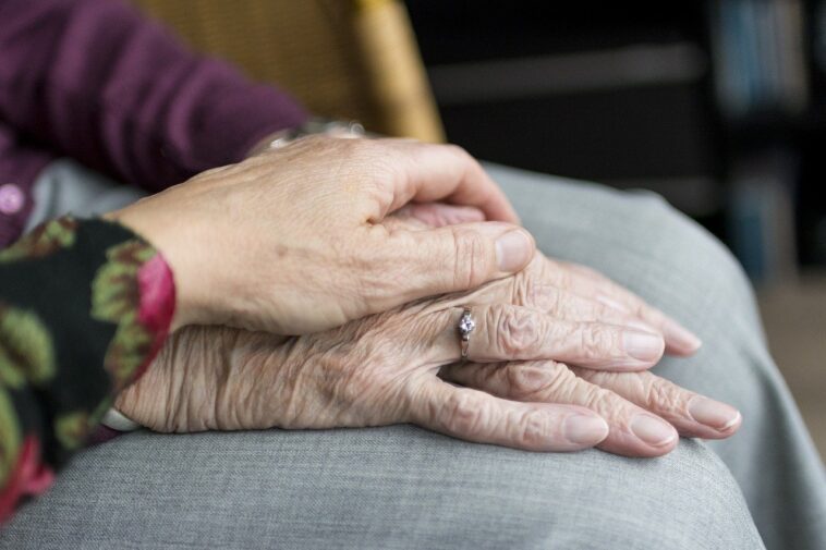 Un anciano sale de su casa durante el confinamiento para comprarle chocolate a su novia 