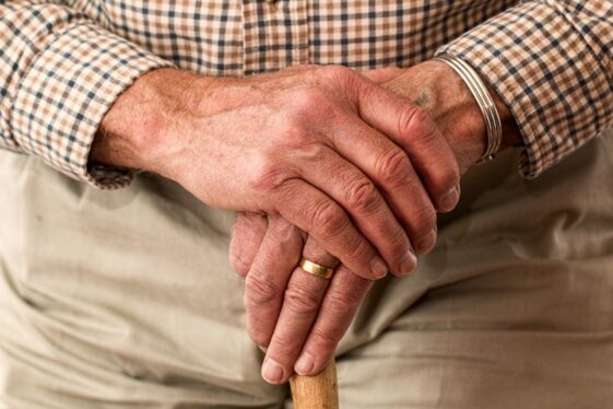 Argentina: vecinos le cantan el cumpleaños a un anciano de 95 años