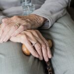 Anciano esperaba un bus a la madrugada para no quedarse dormido y perderse la vacuna