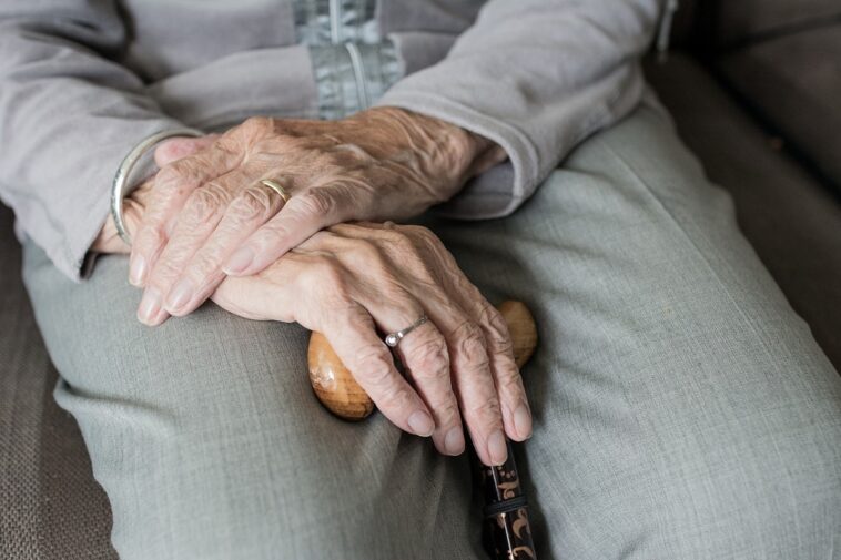 Anciano esperaba un bus a la madrugada para no quedarse dormido y perderse la vacuna