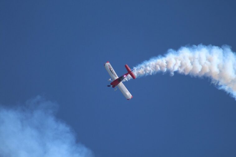 Encuentran vivos a padre e hija tras estrellarse su avioneta en una zona boscosa