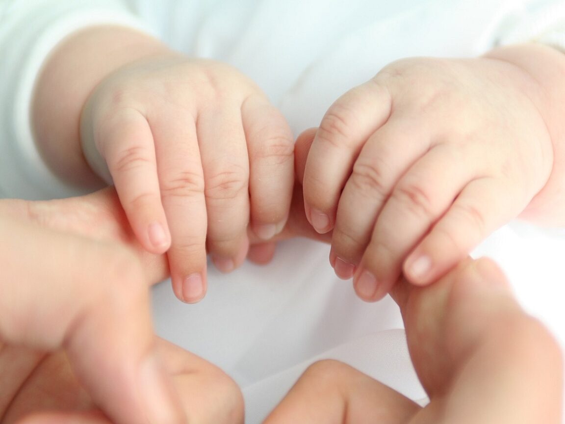 Logan de cuatro meses de edad, perderá las manos tras ser diagnosticado con vasculitis