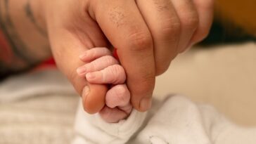 Reino Unido: Mujer da a luz a un bebé de 6,7 kilos