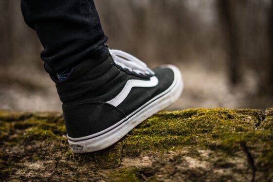 excluido de clases por zapatillas negras