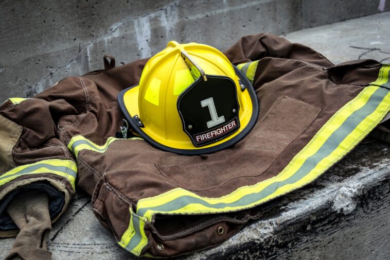 Un bombero adopta el bebé de una mujer que ayudó a dar a luz en una guardia