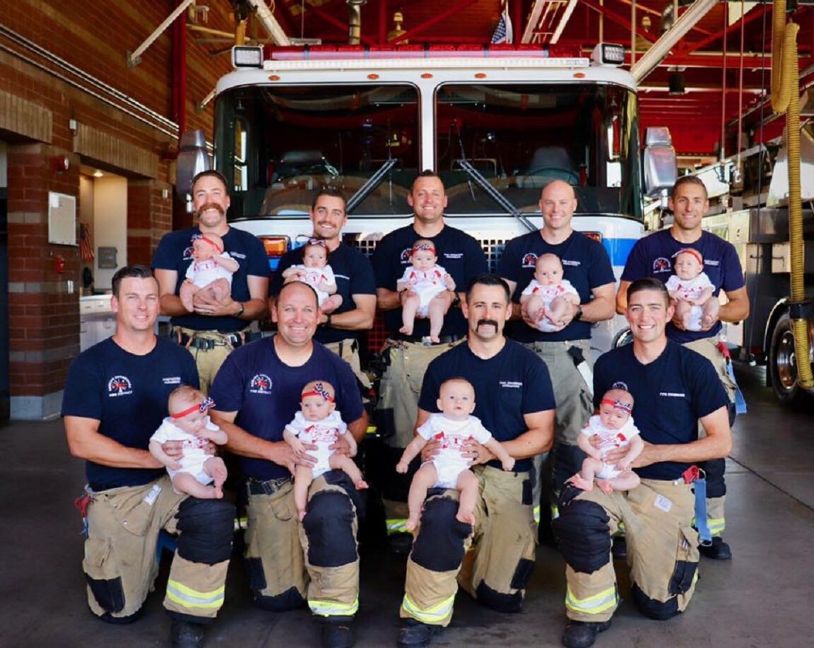 Nueve bomberos celebran la llegada de sus bebés al mismo tiempo con una adorable sesión de fotos