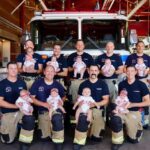 Nueve bomberos celebran la llegada de sus bebés al mismo tiempo con una adorable sesión de fotos