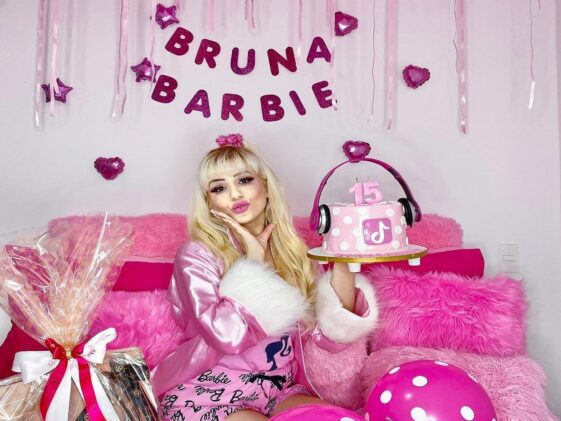 Obsesionada con el rosa: la influencer que quiere convertirse en una muñeca Barbie humana