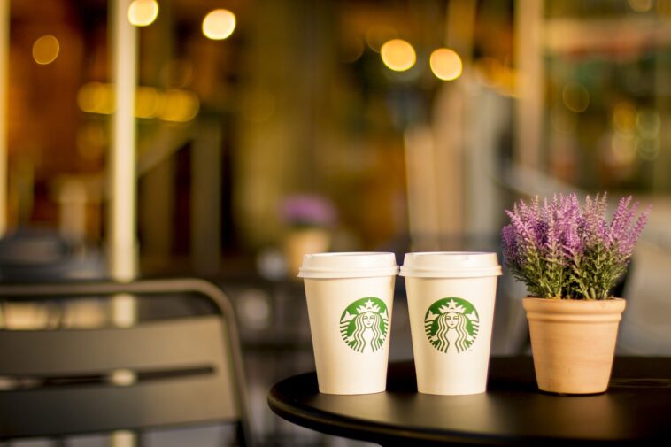 Un hombre sordo pide un café: una empleada lo sorprende