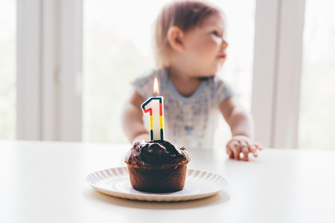Un bebé con síndrome de Down es criticado en Internet tras comer una tarta de cumpleaños