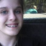 Una niña de 13 años posa en una excursión familiar: inquietante detalle fotográfico