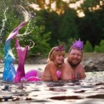 Sesión de fotos: un padre se disfraza de sirena para el 8º cumpleaños de su hija