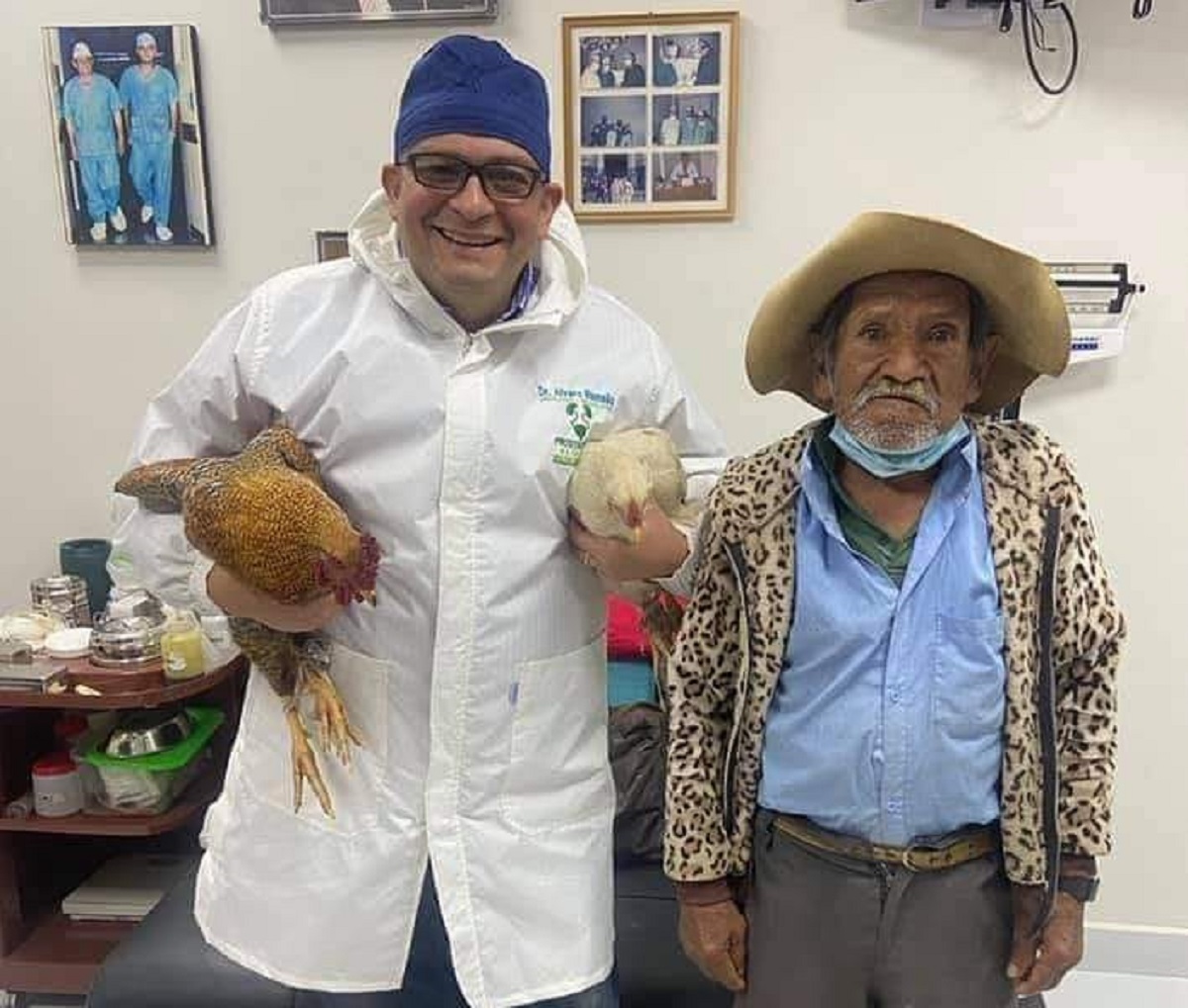 doctor recibe dos gallinas como pago