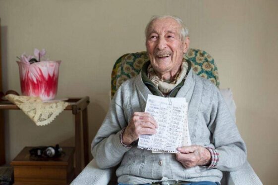 En video quedó registrado la emotiva reacción de un abuelito tras recibir un mensaje de Leonel Messi