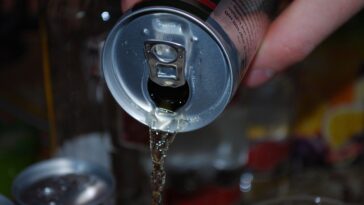 Un hombre murió por consumir 4 bebidas energéticas al día