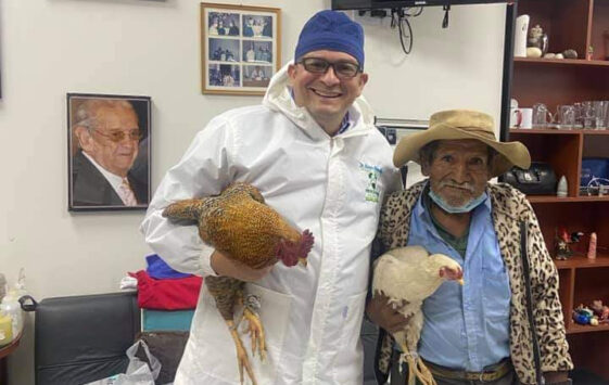 anciano pagó con dos gallinas