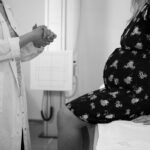 Una madre deja a TikTok atónita al revelar la enorme factura del hospital por el nacimiento de su bebé
