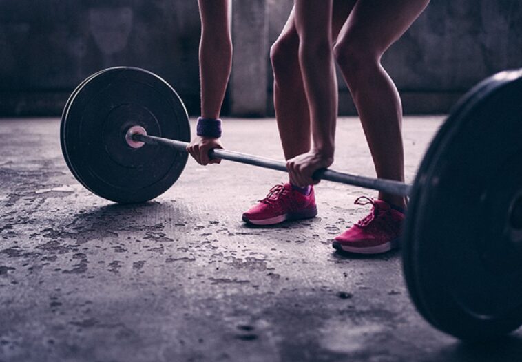 Mujer recibe elogios después de decirle a un hombre que se mantenga alejado de ella en el gimnasio