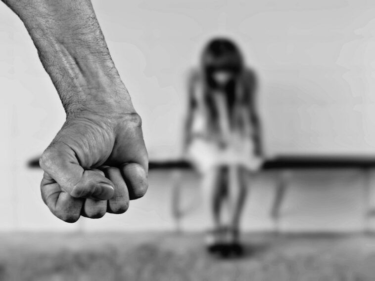 Una adolescente de 14 años y su amiga son atacadas brutalmente por una familia