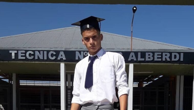 Un joven argentino va a su graduación en falda, la escuela le niega su diploma