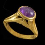 Hallan un antiguo anillo de oro con una piedra preciosa que podría evitar la resaca