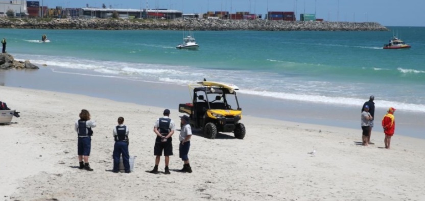 Un hombre es atacado por un tiburón delante de su mujer e hijos