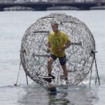 Hombre recorre 1.500 kilómetros por Europa dentro de una bola de acero para concienciar sobre el cambio climático