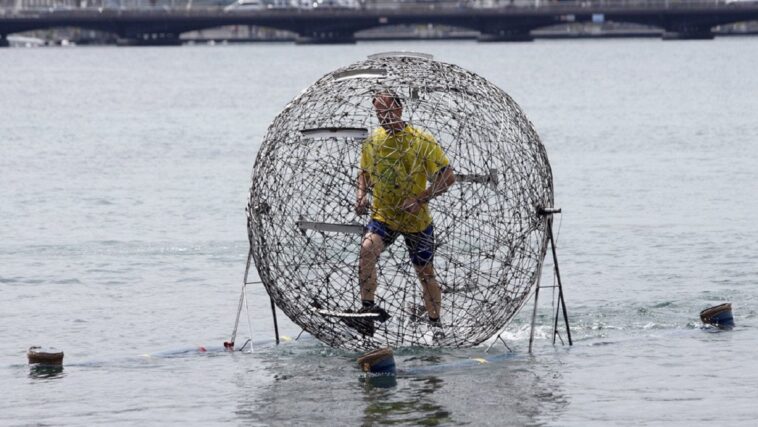 Hombre recorre 1.500 kilómetros por Europa dentro de una bola de acero para concienciar sobre el cambio climático